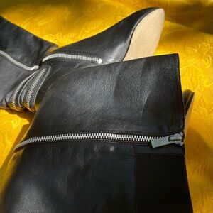 Leather black boots / w zippers